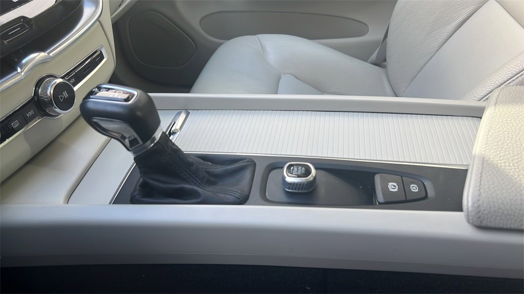 Used 2018 Volvo XC60 T5 Momentum w/ Vision Package image 24