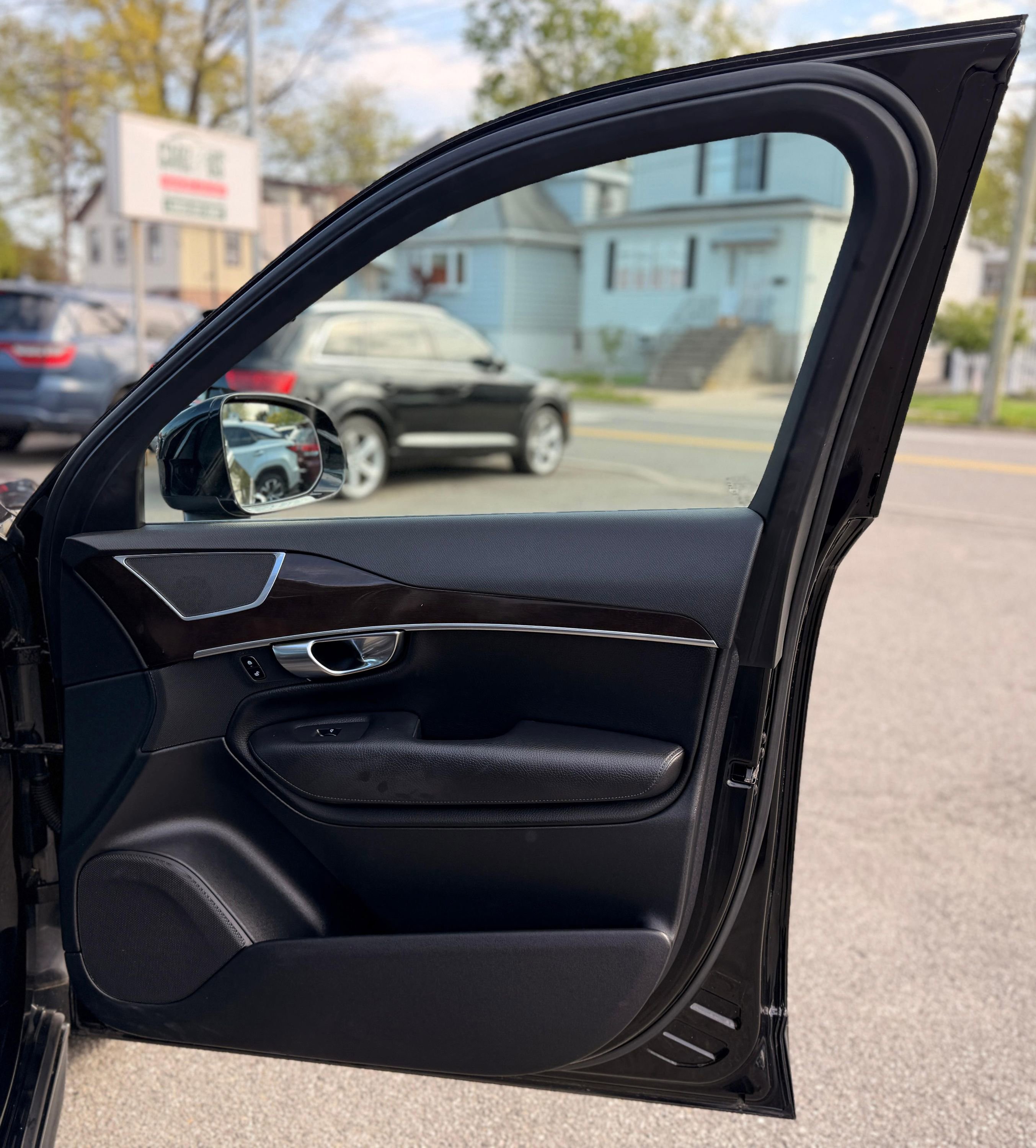 Used 2019 Volvo XC90 T6 Momentum w/ Advanced Package AWD/4WD image 32