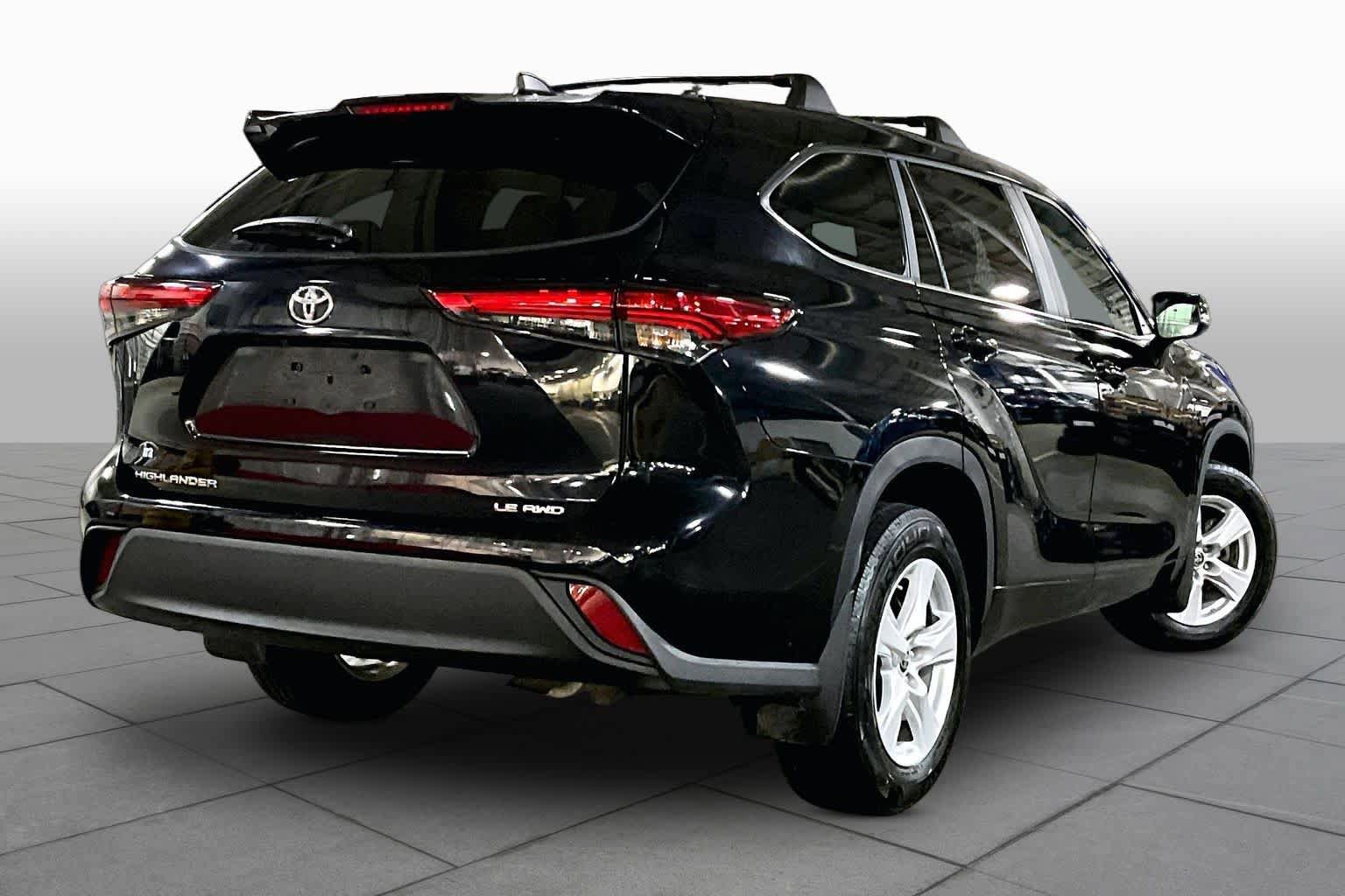 Used 2023 Toyota Highlander LE AWD/4WD image 13