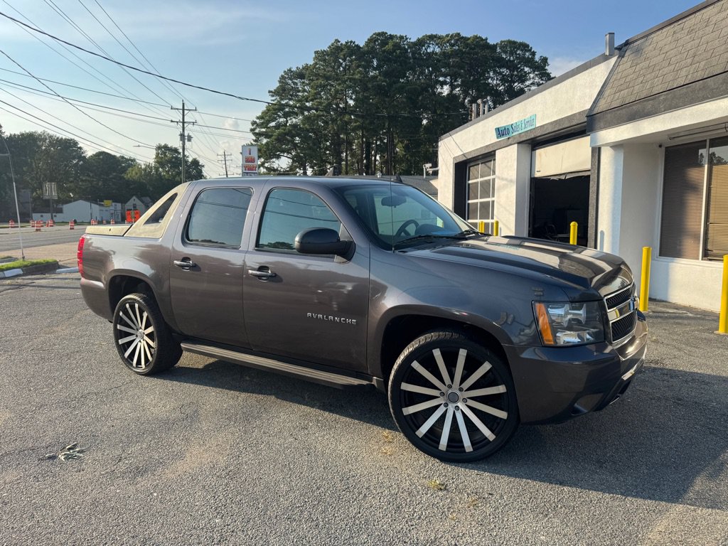 Used 2010 Chevrolet Avalanche LS w/ Interior Plus Package AWD/4WD image 4