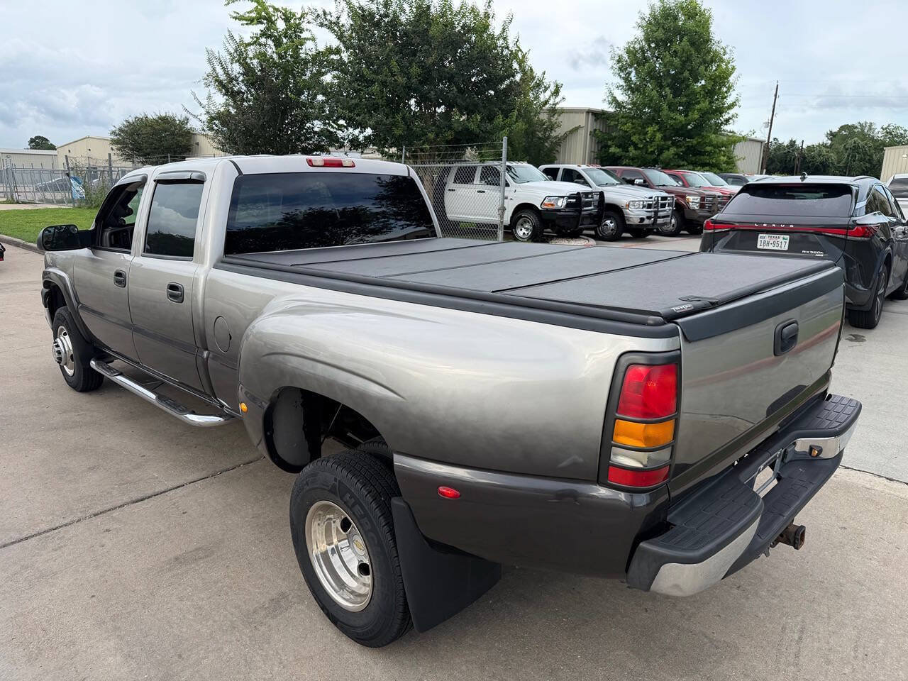 Used 2005 Chevrolet Silverado 3500 LT w/ Heavy-Duty Power Package AWD/4WD image 9