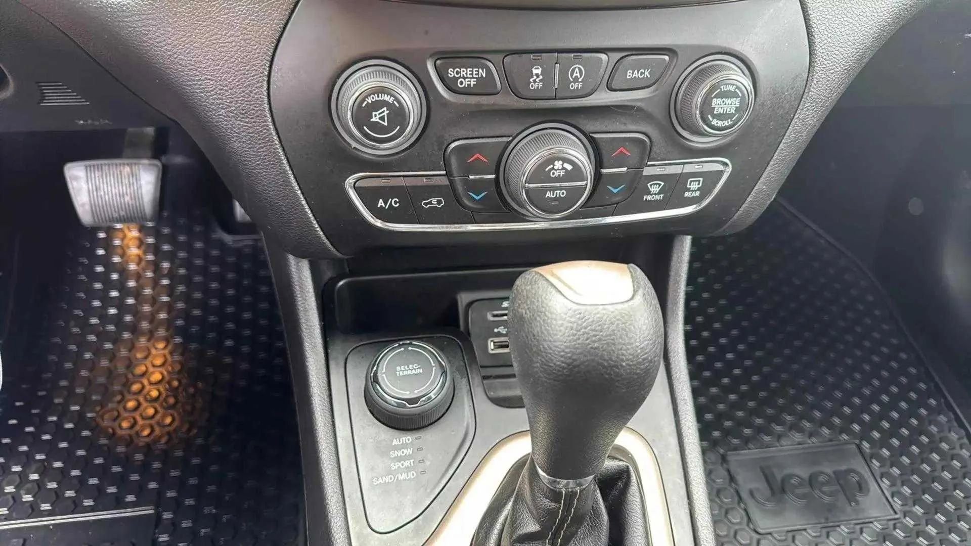 Used 2017 Jeep Cherokee Latitude w/ Comfort/Convenience Group image 12