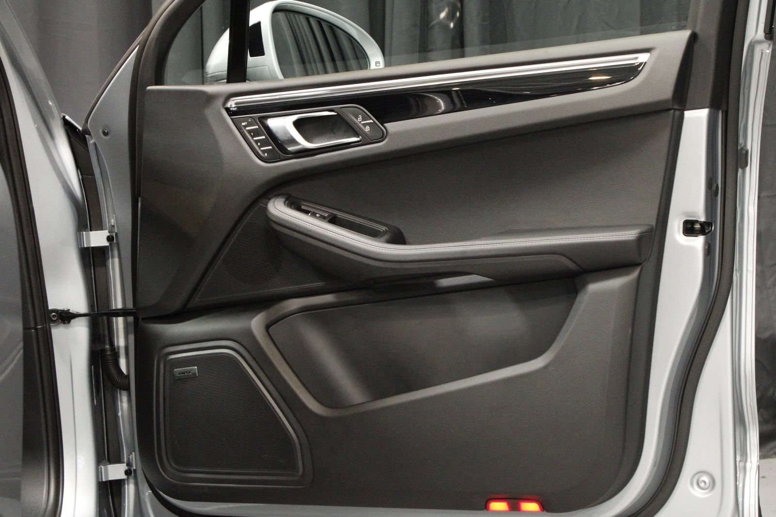 Certified 2026 Porsche Macan AWD/4WD image 18