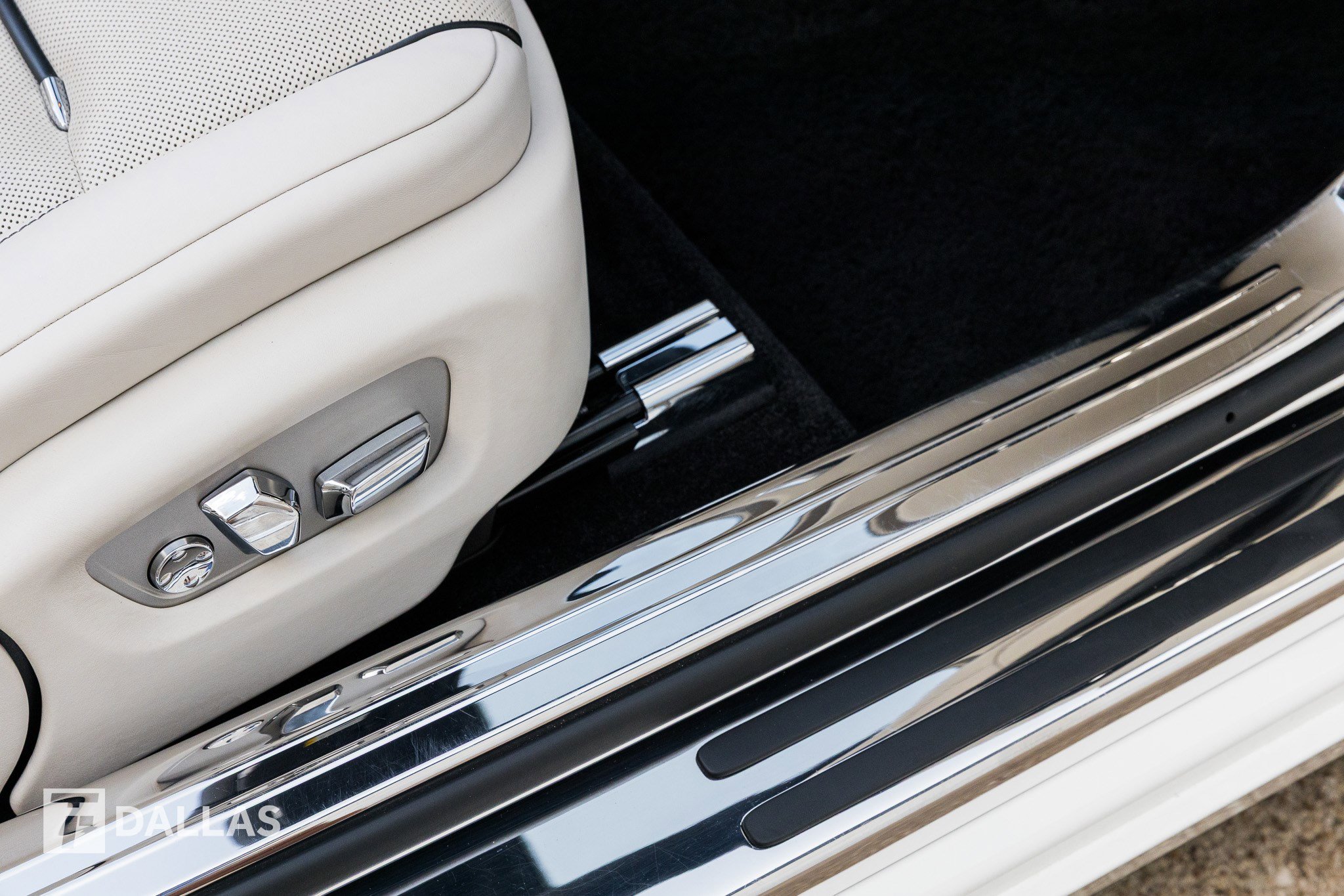Used 2017 Rolls-Royce Dawn image 35