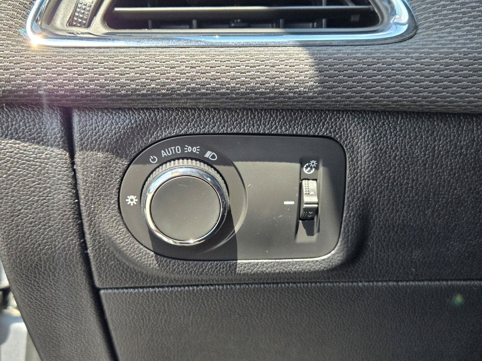 Used 2019 Chevrolet Cruze LT w/ Convenience Package FWD image 19