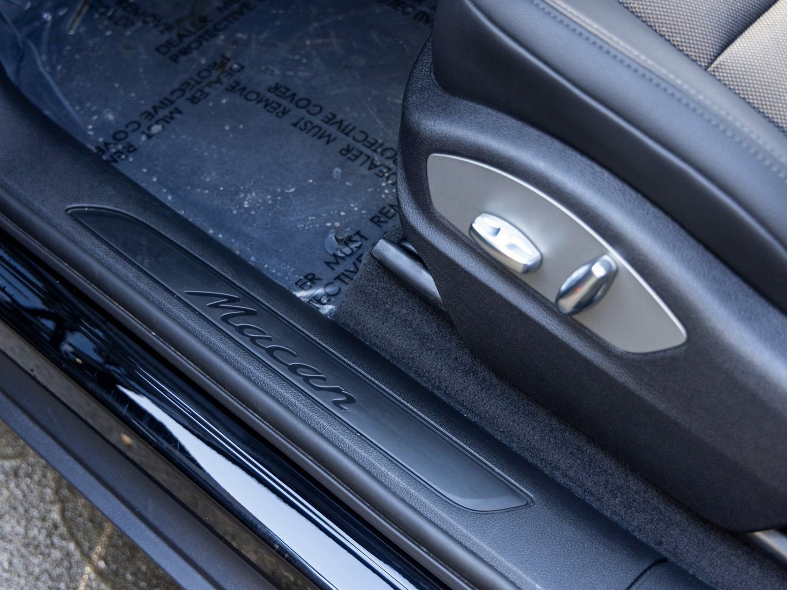 Certified 2025 Porsche Macan image 27