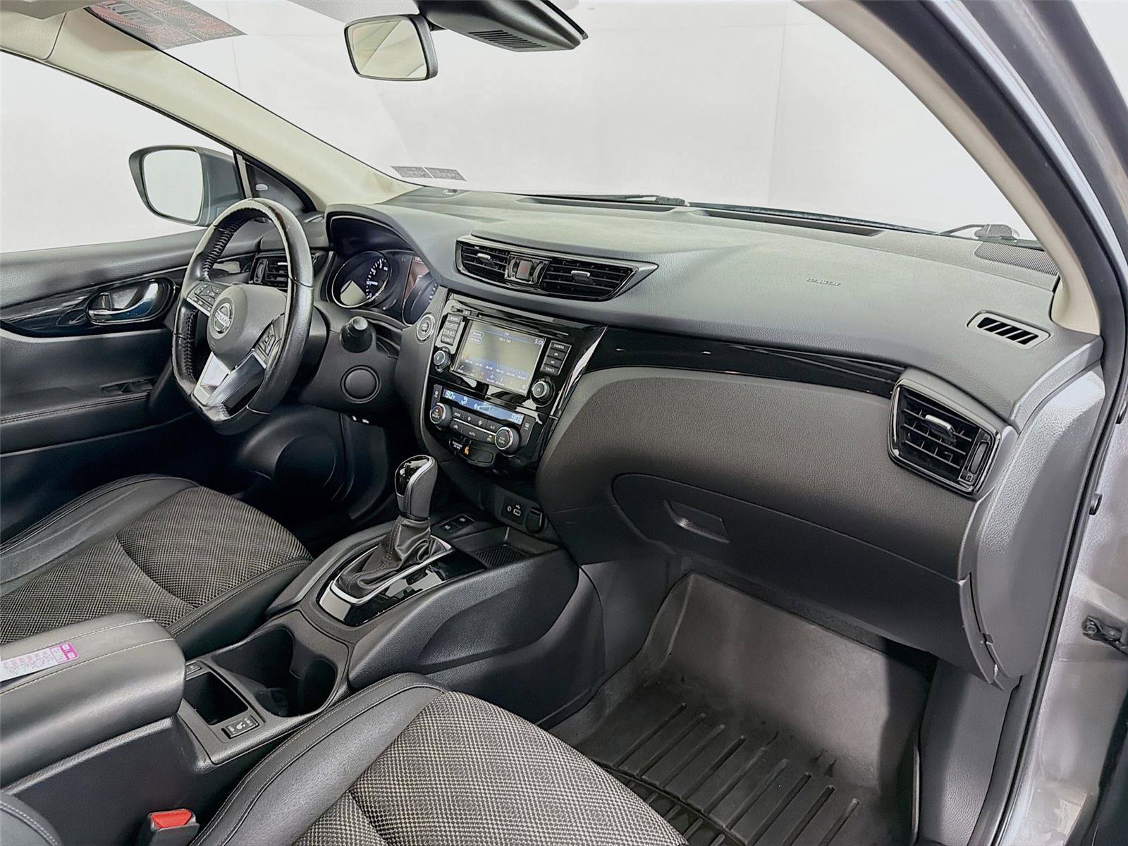 Used 2022 Nissan Rogue Sport SV w/ Technology Package image 27