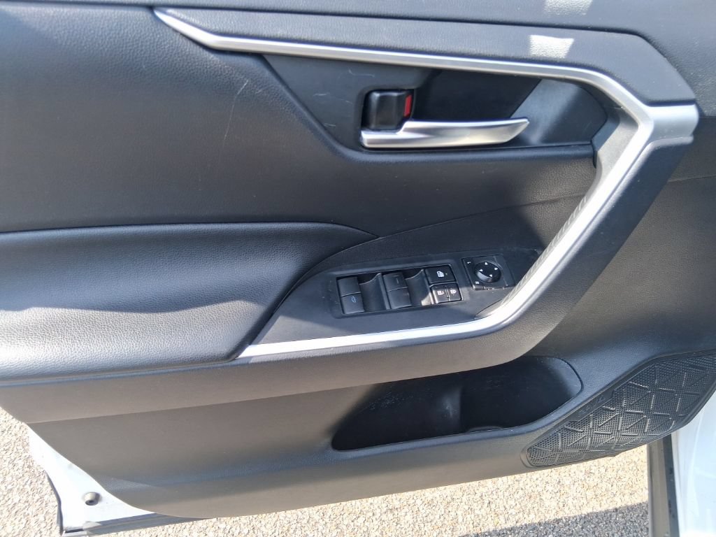 Used 2021 Toyota RAV4 XLE w/ Convenience Package AWD/4WD image 9