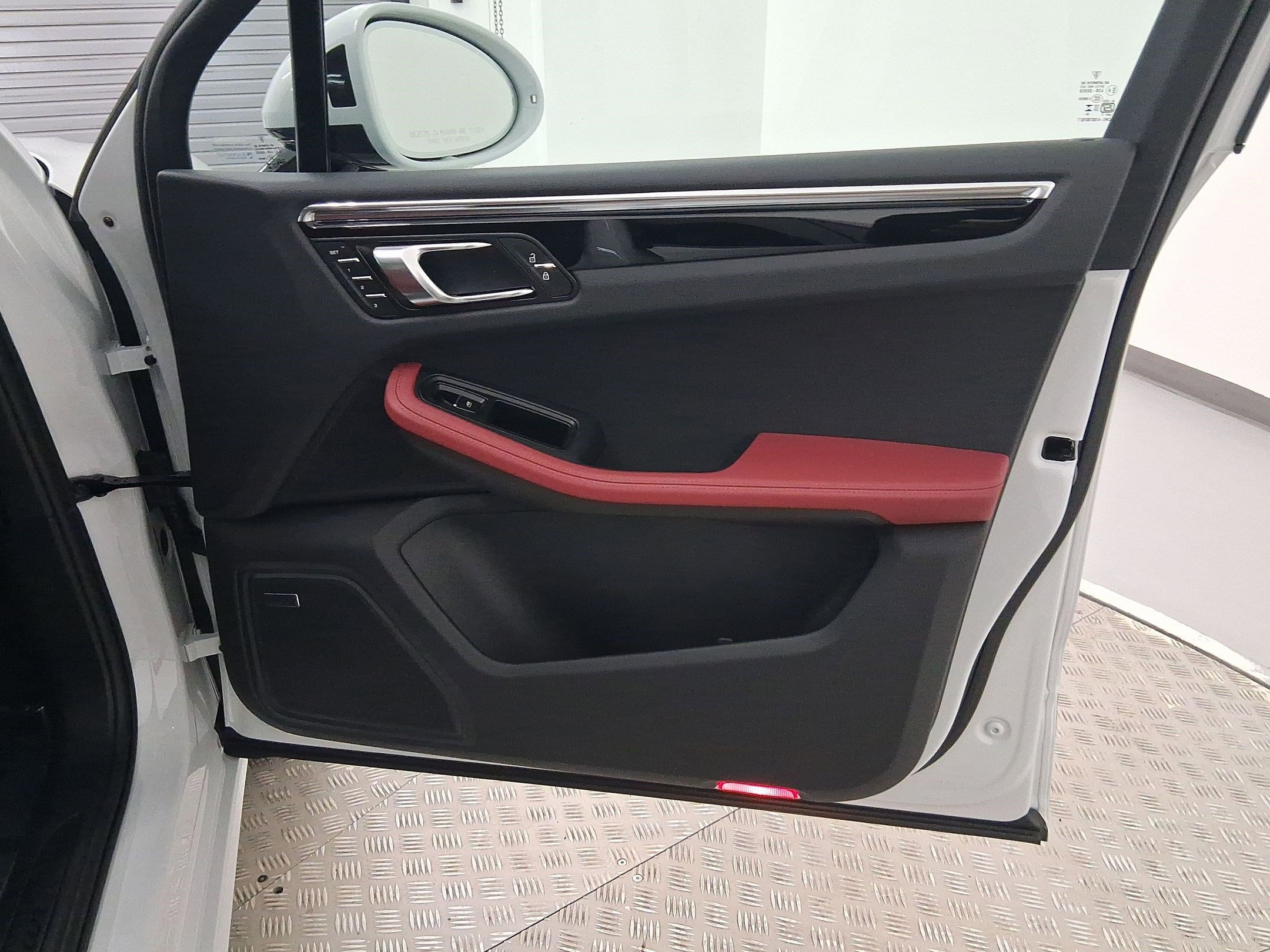 New 2026 Porsche Macan image 33