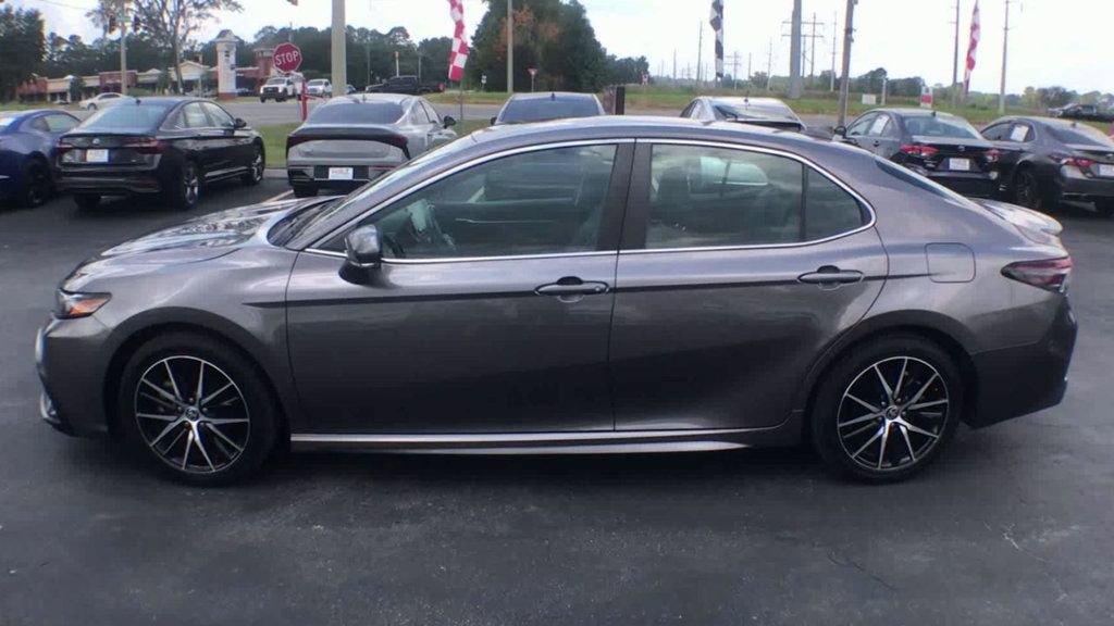Used 2023 Toyota Camry SE image 5