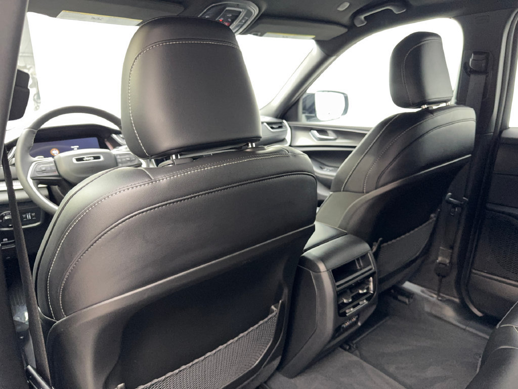 Used 2025 Jeep Grand Cherokee Altitude RWD image 36