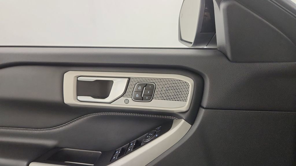 Used 2022 Ford Explorer Limited w/ Equipment Group 301A image 30