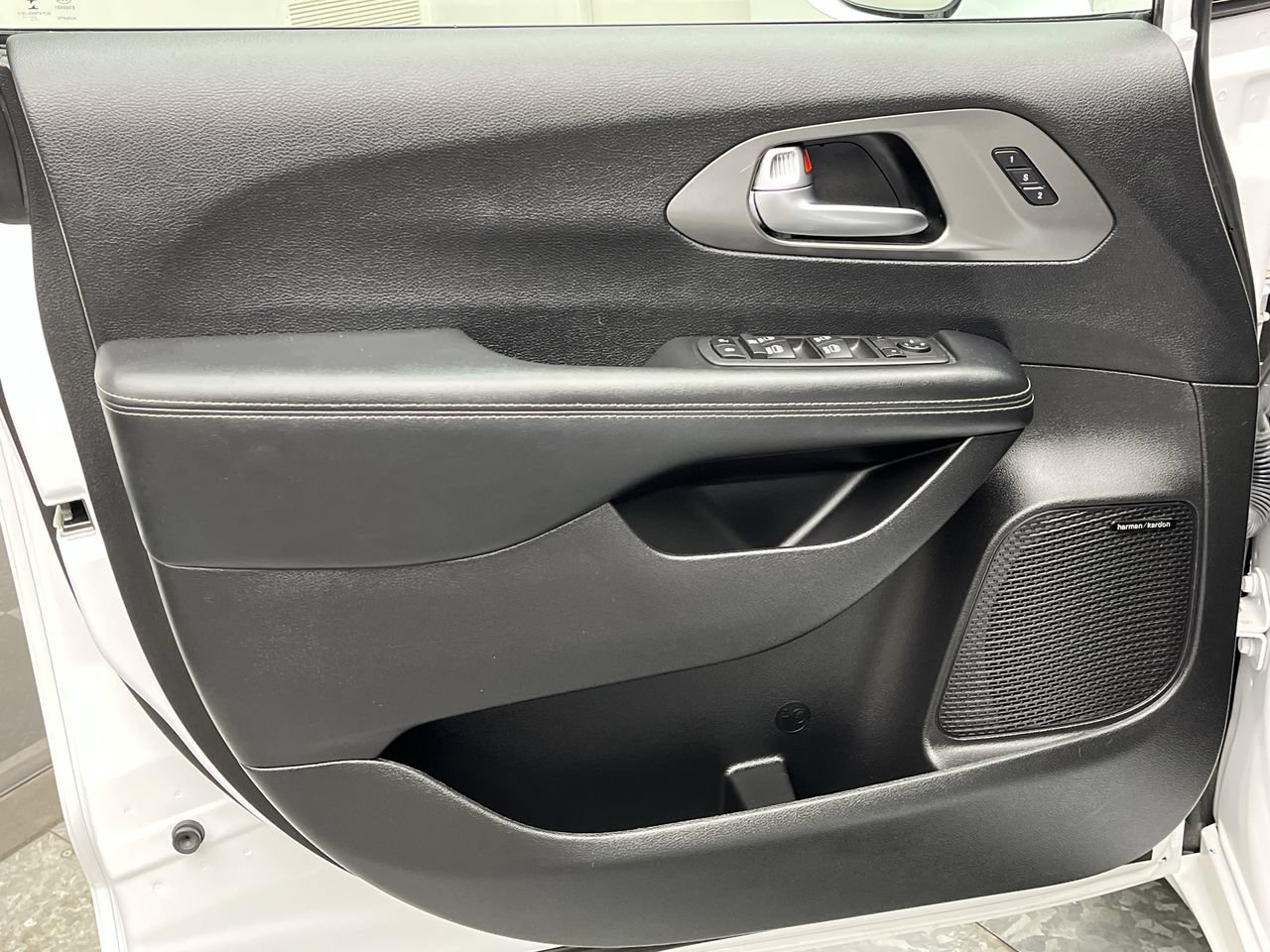Used 2022 Chrysler Pacifica Limited w/ S Appearance Package FWD image 8