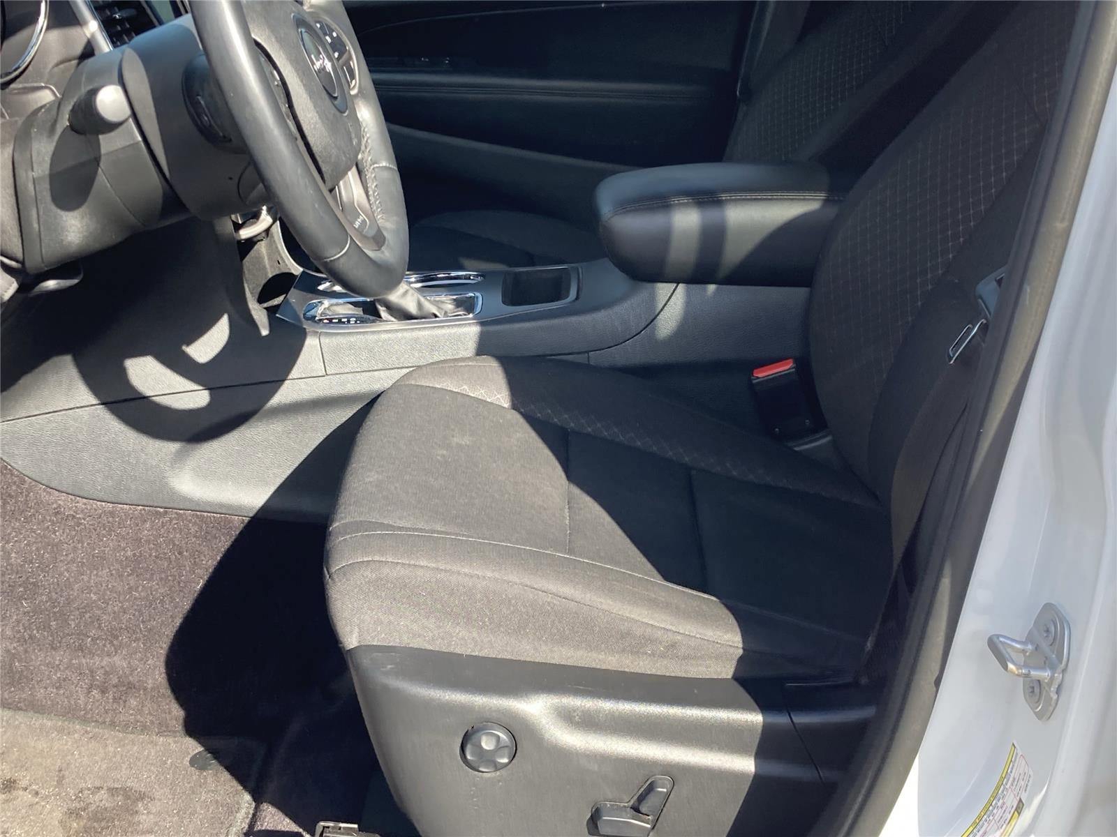 Used 2018 Jeep Grand Cherokee Laredo image 25