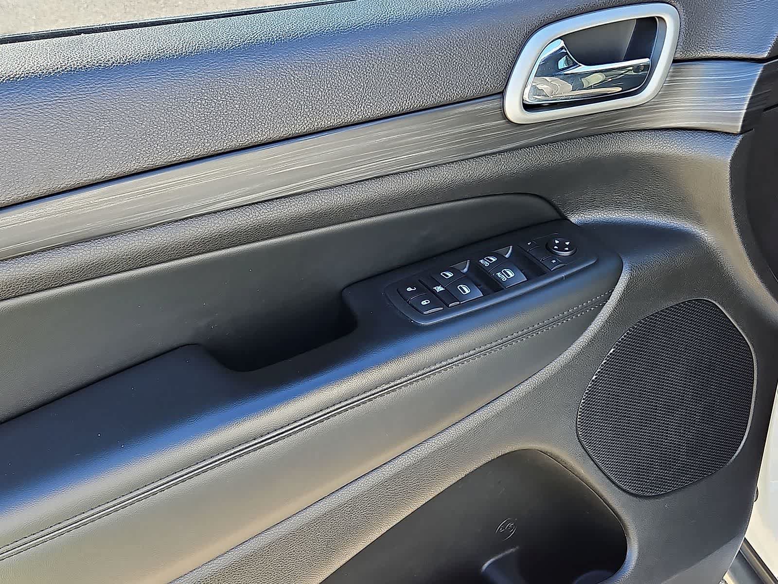 Used 2020 Jeep Grand Cherokee Laredo AWD/4WD image 30