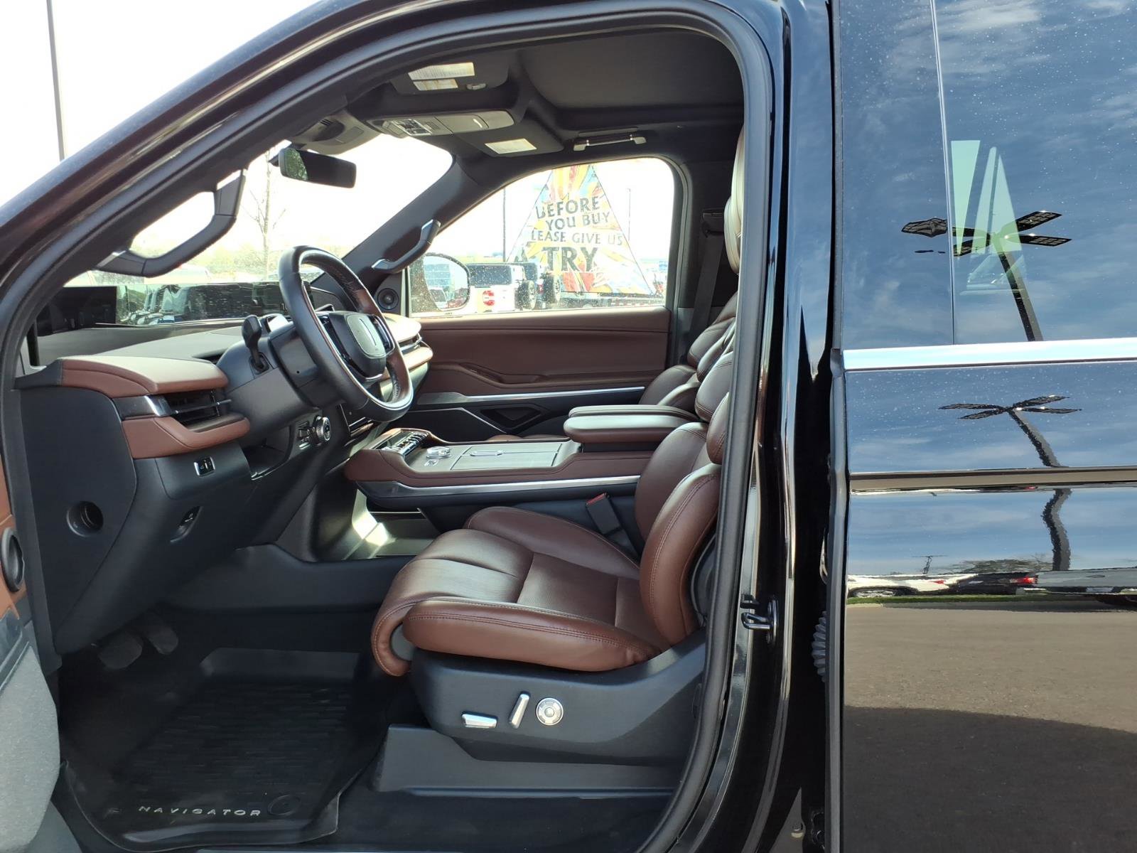 Used 2025 Lincoln Navigator L Reserve image 12