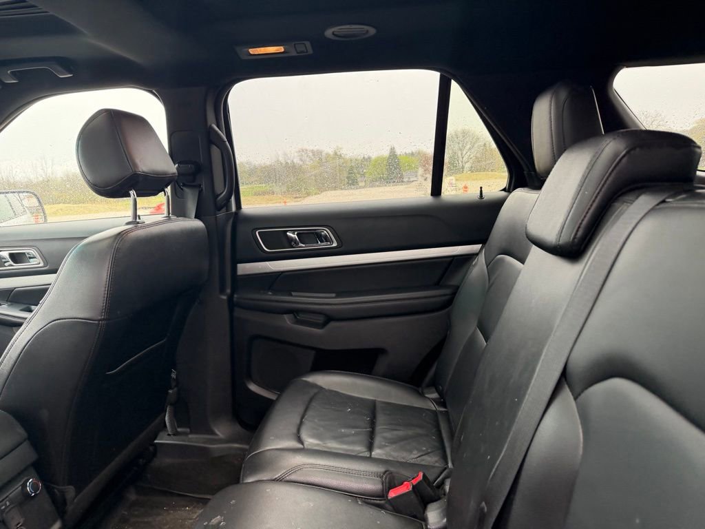 Used 2016 Ford Explorer XLT w/ Equipment Group 202A AWD/4WD image 4