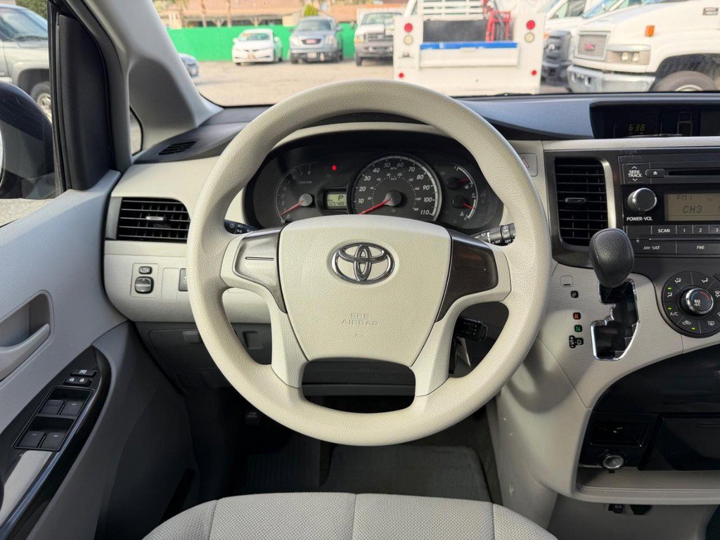 Used 2014 Toyota Sienna L image 27