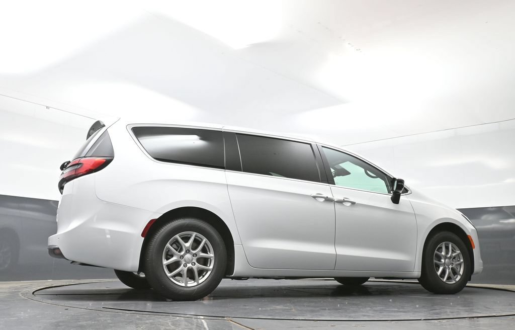 New 2027 Chrysler Pacifica Select w/ Family Tech Group FWD image 38