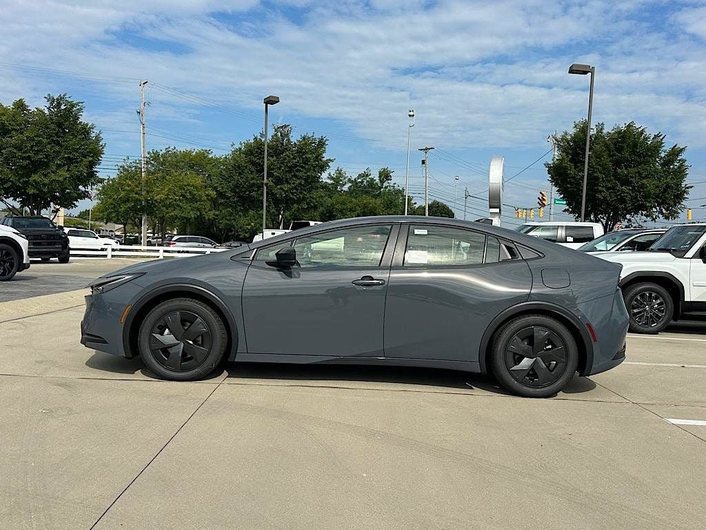 New 2027 Toyota Prius LE FWD image 2
