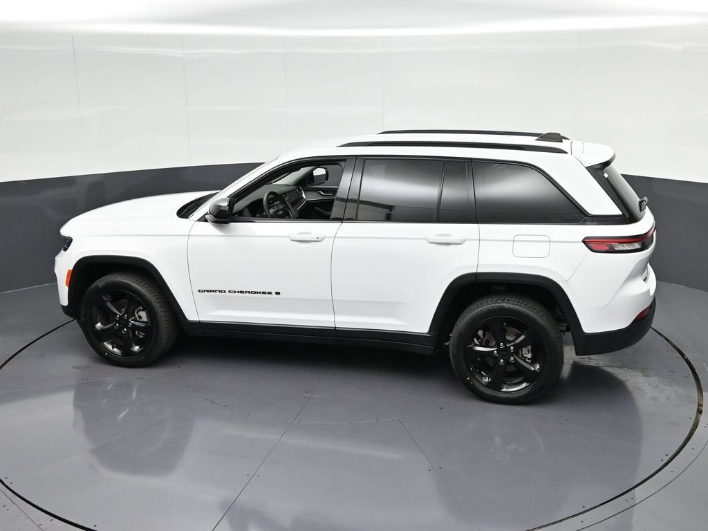 Used 2024 Jeep Grand Cherokee Limited w/ Black Appearance Package AWD/4WD image 28