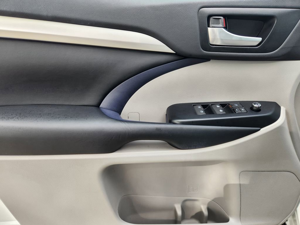 Used 2019 Toyota Highlander XLE image 22