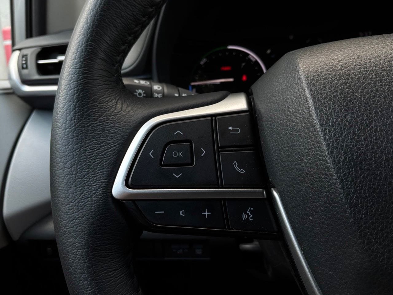 Used 2025 Toyota Sienna XLE FWD image 40