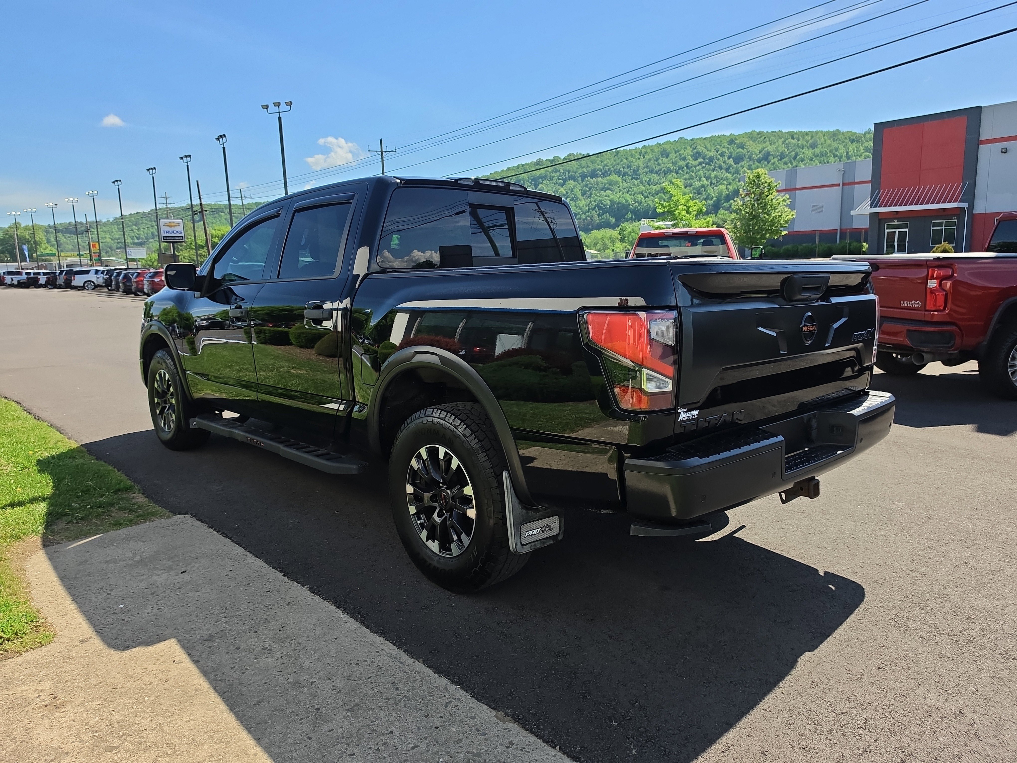 Used 2020 Nissan Titan PRO-4X w/ Pro-4x Convenience Package AWD/4WD image 6