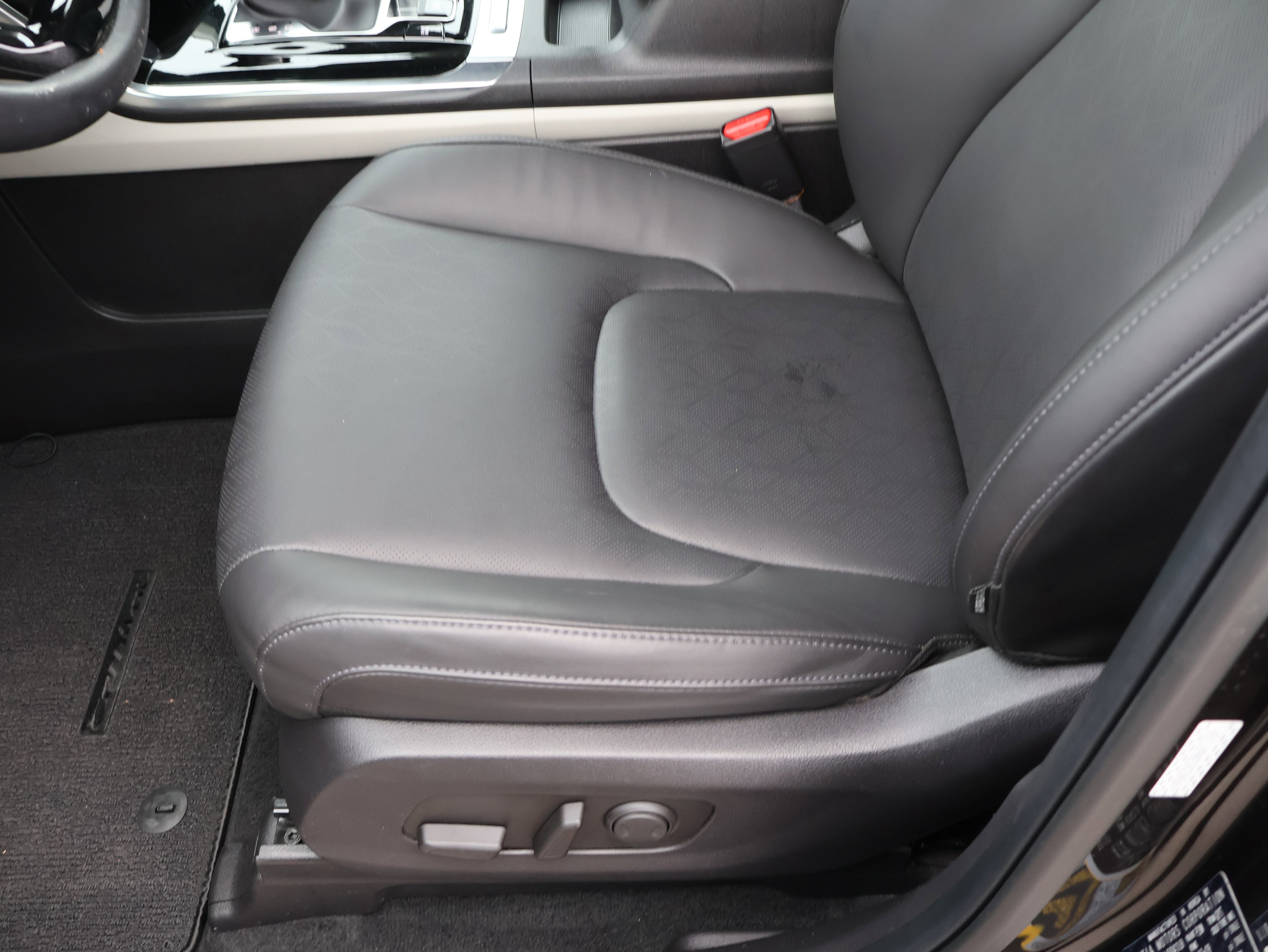 Used 2022 Kia Carnival EX image 36