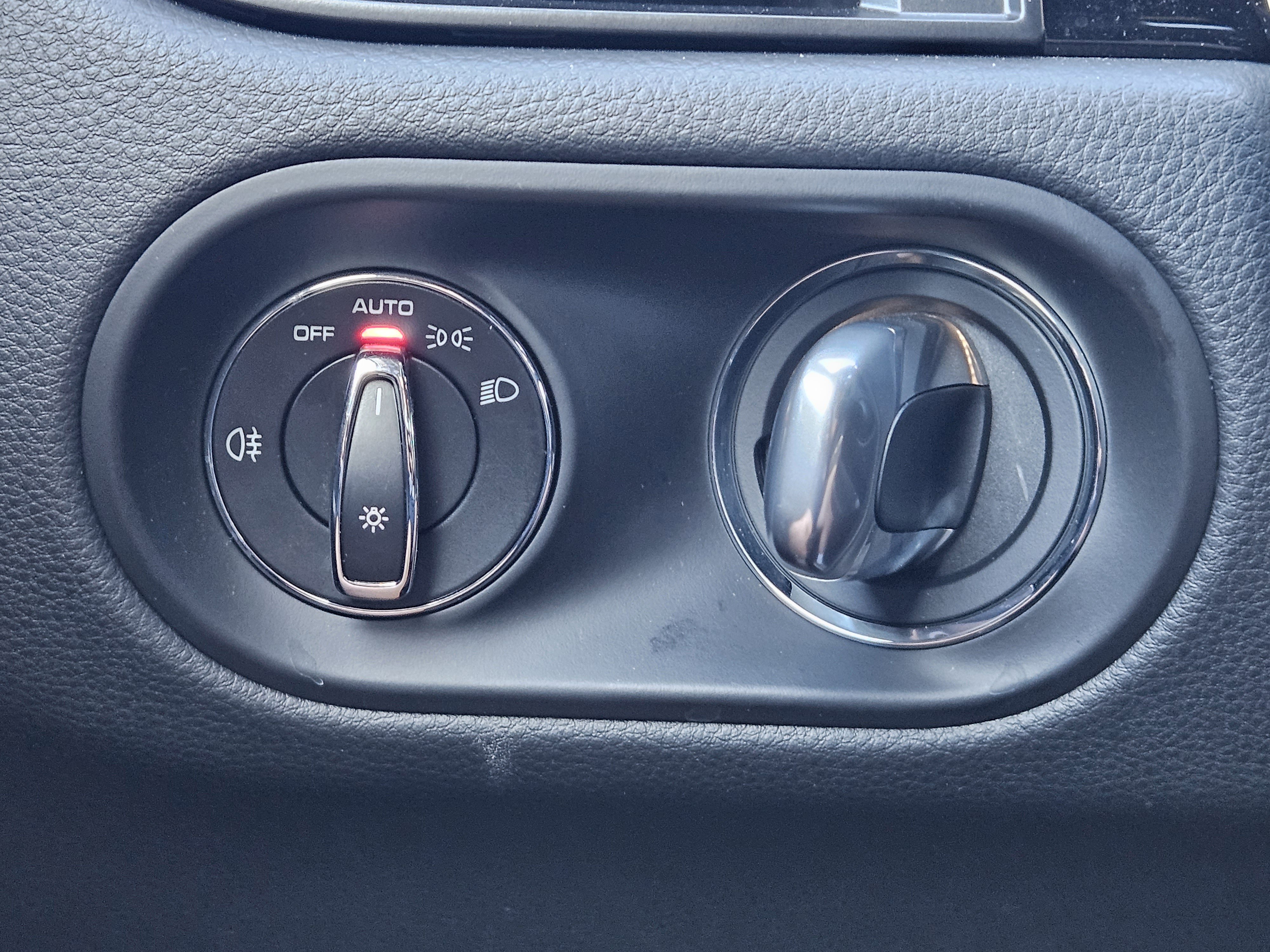 Certified 2025 Porsche Macan image 21