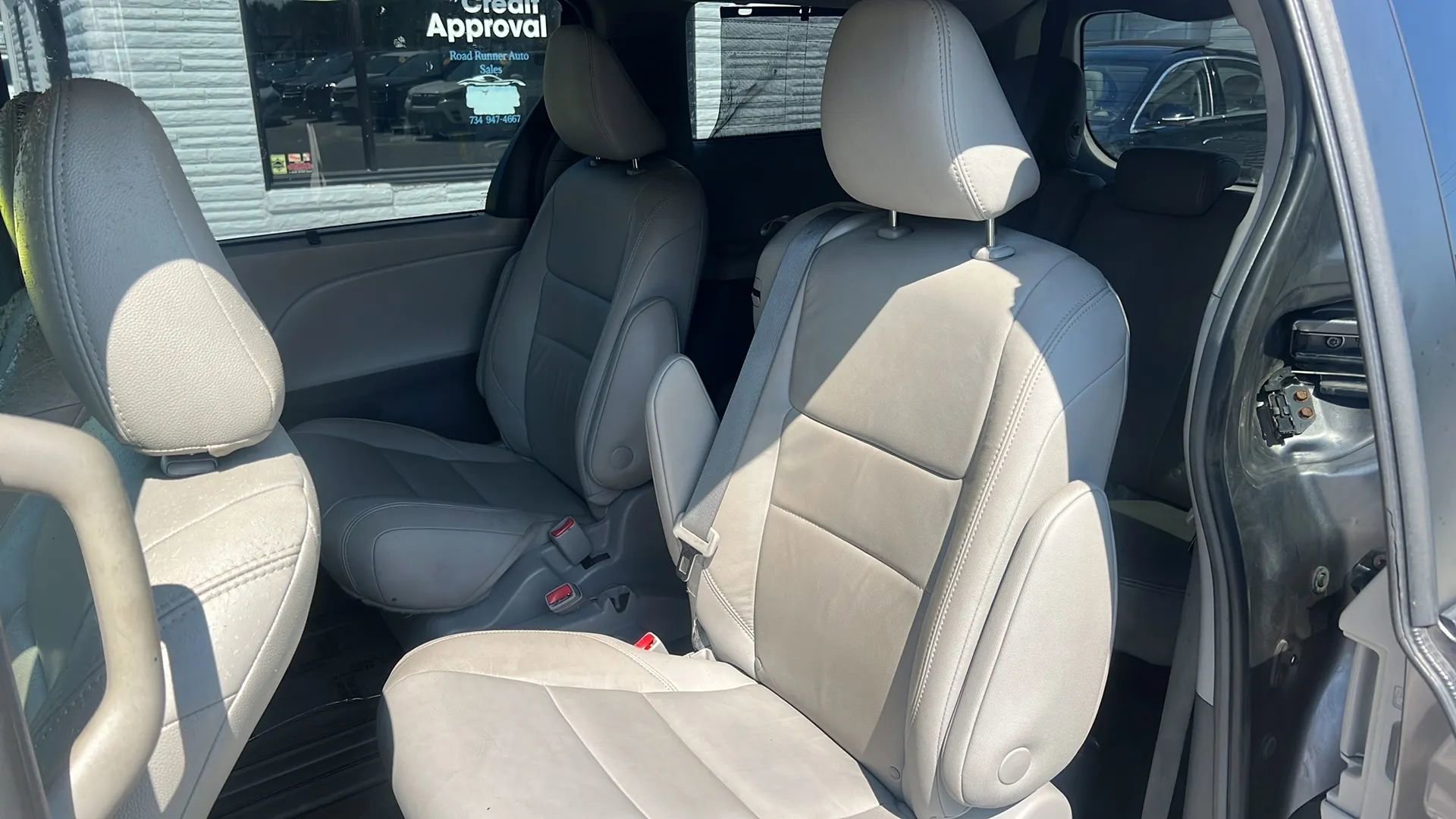 Used 2018 Toyota Sienna LE w/ Carpet Mat Package image 11