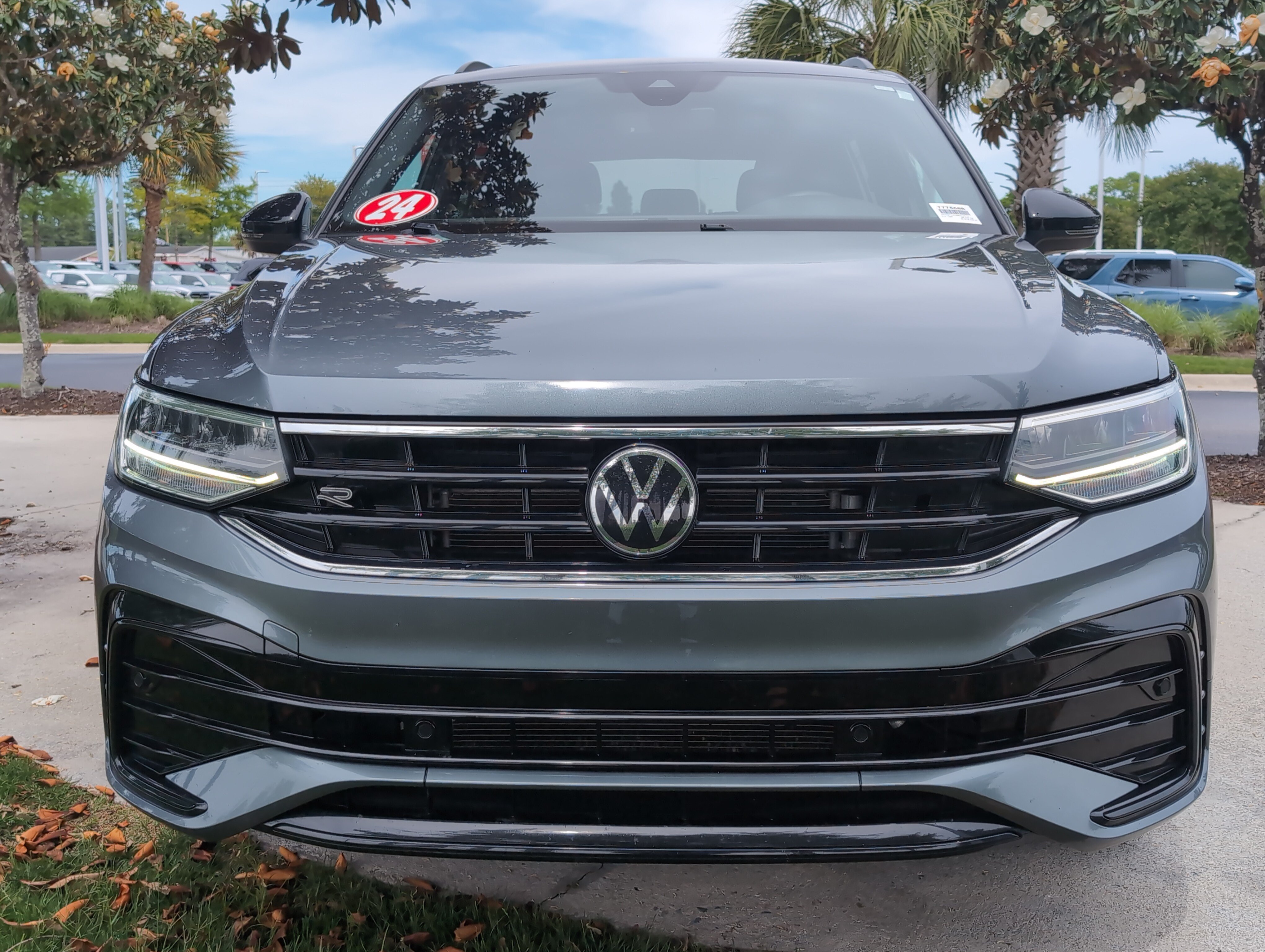 Used 2024 Volkswagen Tiguan SE R-Line FWD image 3