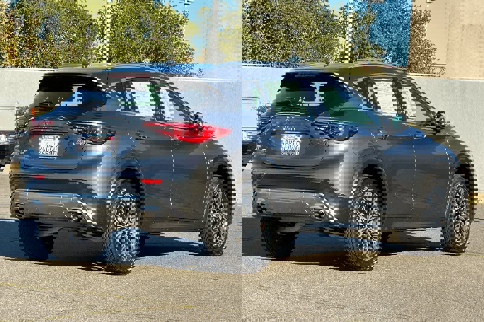 Used 2018 INFINITI QX30 Luxury image 2