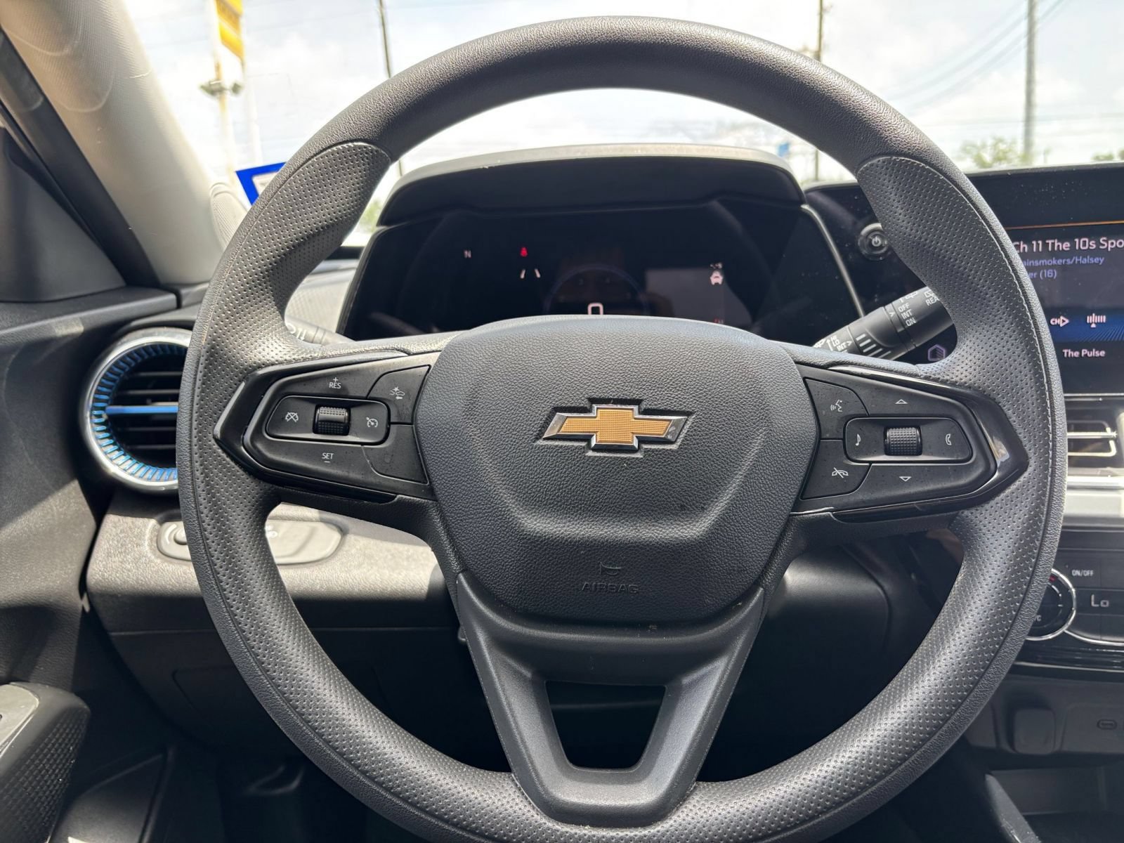 Used 2025 Chevrolet Trax LT FWD image 22