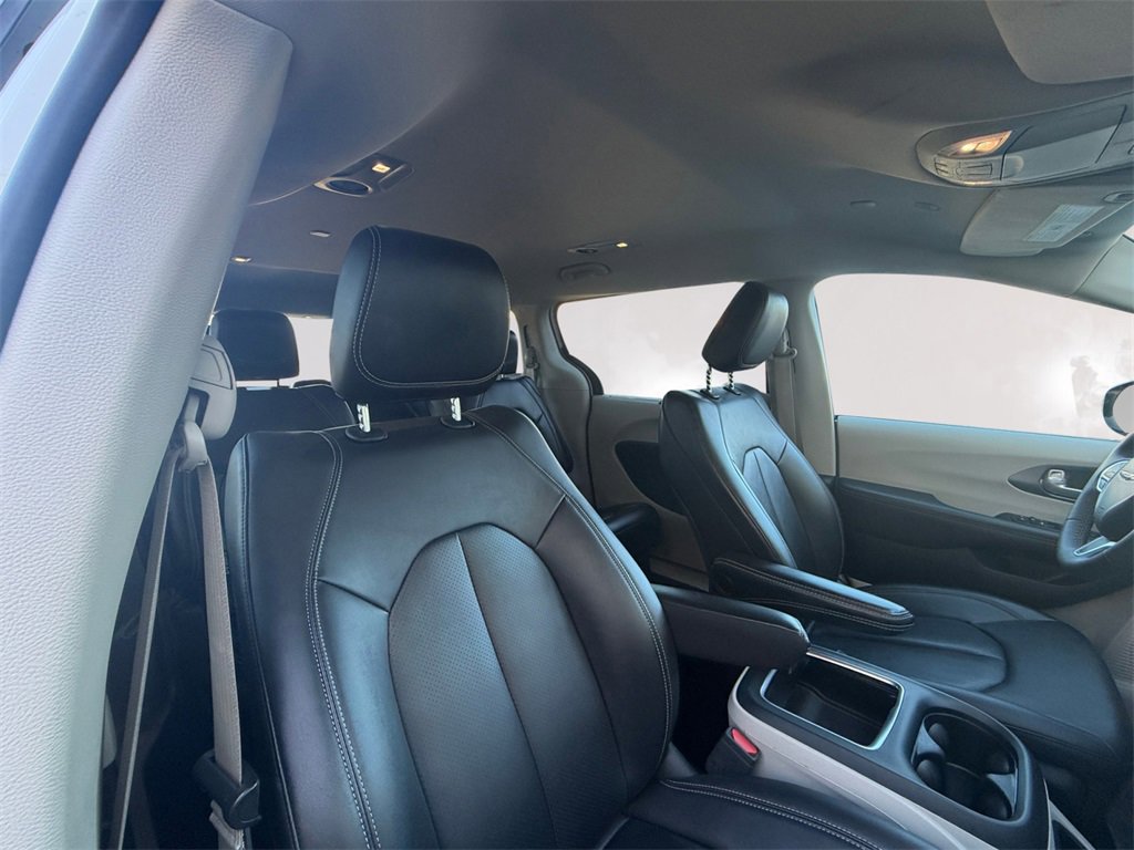 Used 2024 Chrysler Pacifica Touring-L image 17