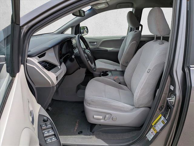 Used 2017 Toyota Sienna LE image 18