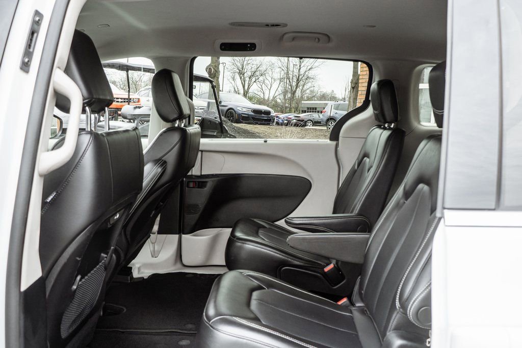 Used 2023 Chrysler Pacifica Touring-L image 29