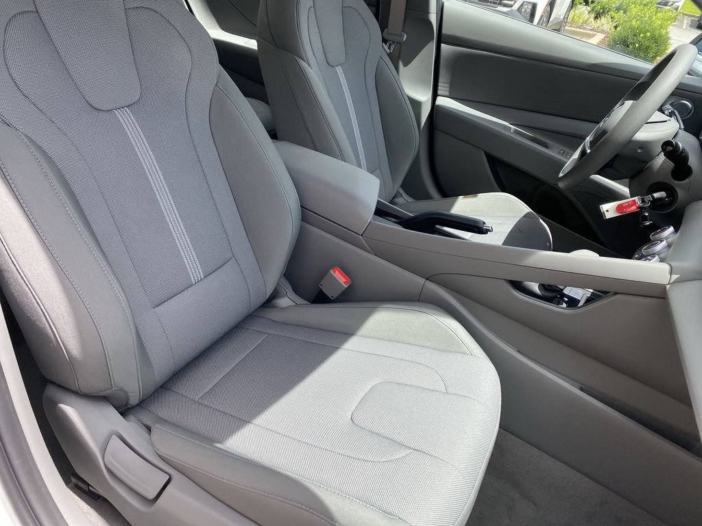 New 2026 Hyundai Elantra SE FWD image 30