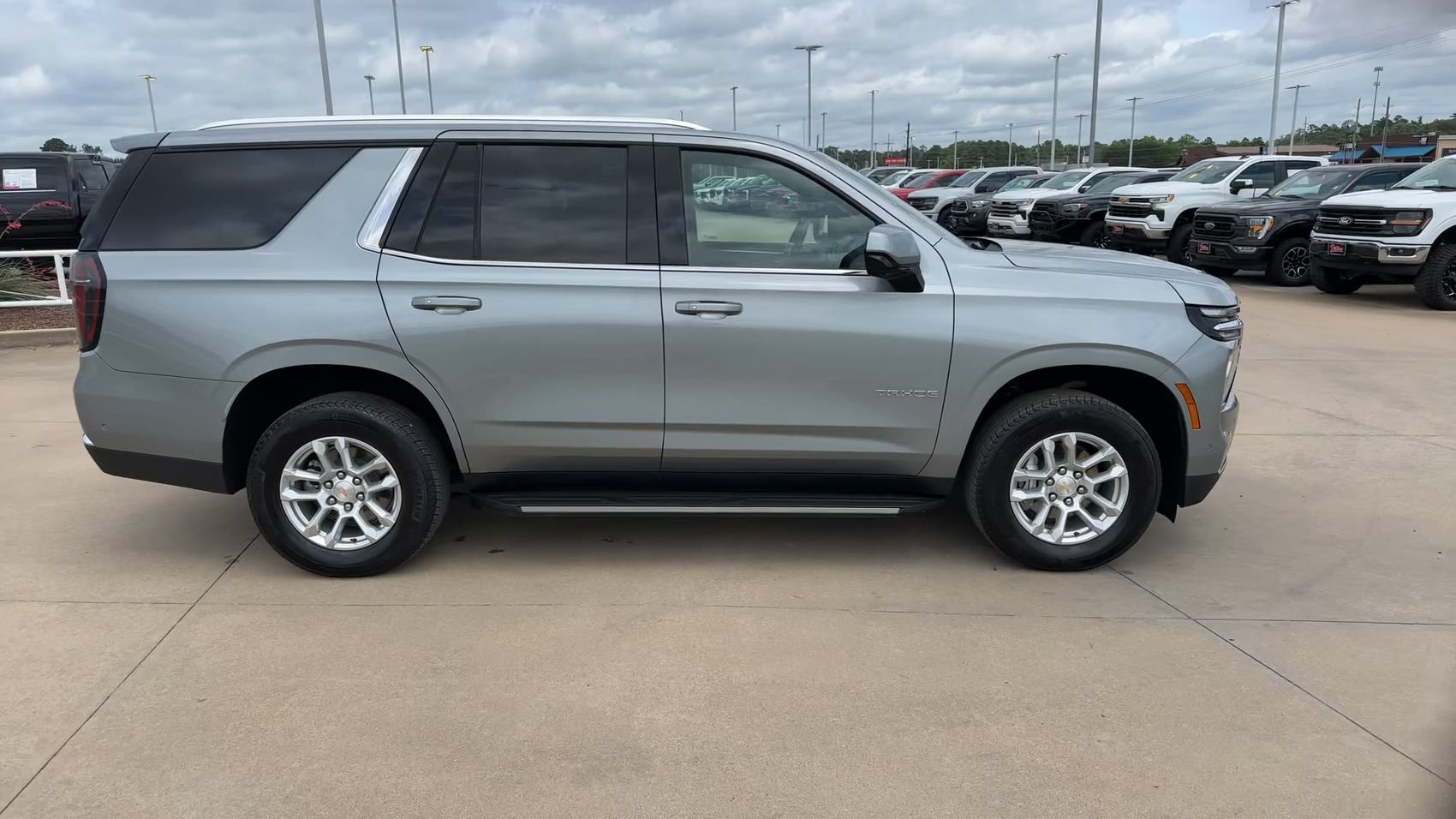 Used 2025 Chevrolet Tahoe LT AWD/4WD image 2