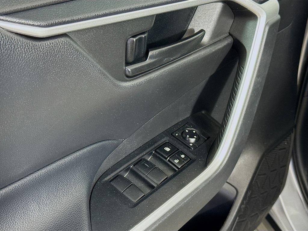 Used 2022 Toyota RAV4 LE FWD image 17