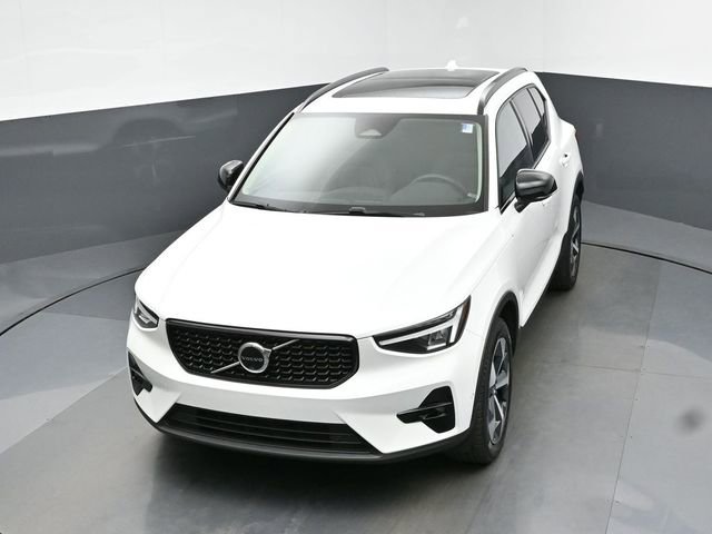 Used 2024 Volvo XC40 B5 Plus image 42