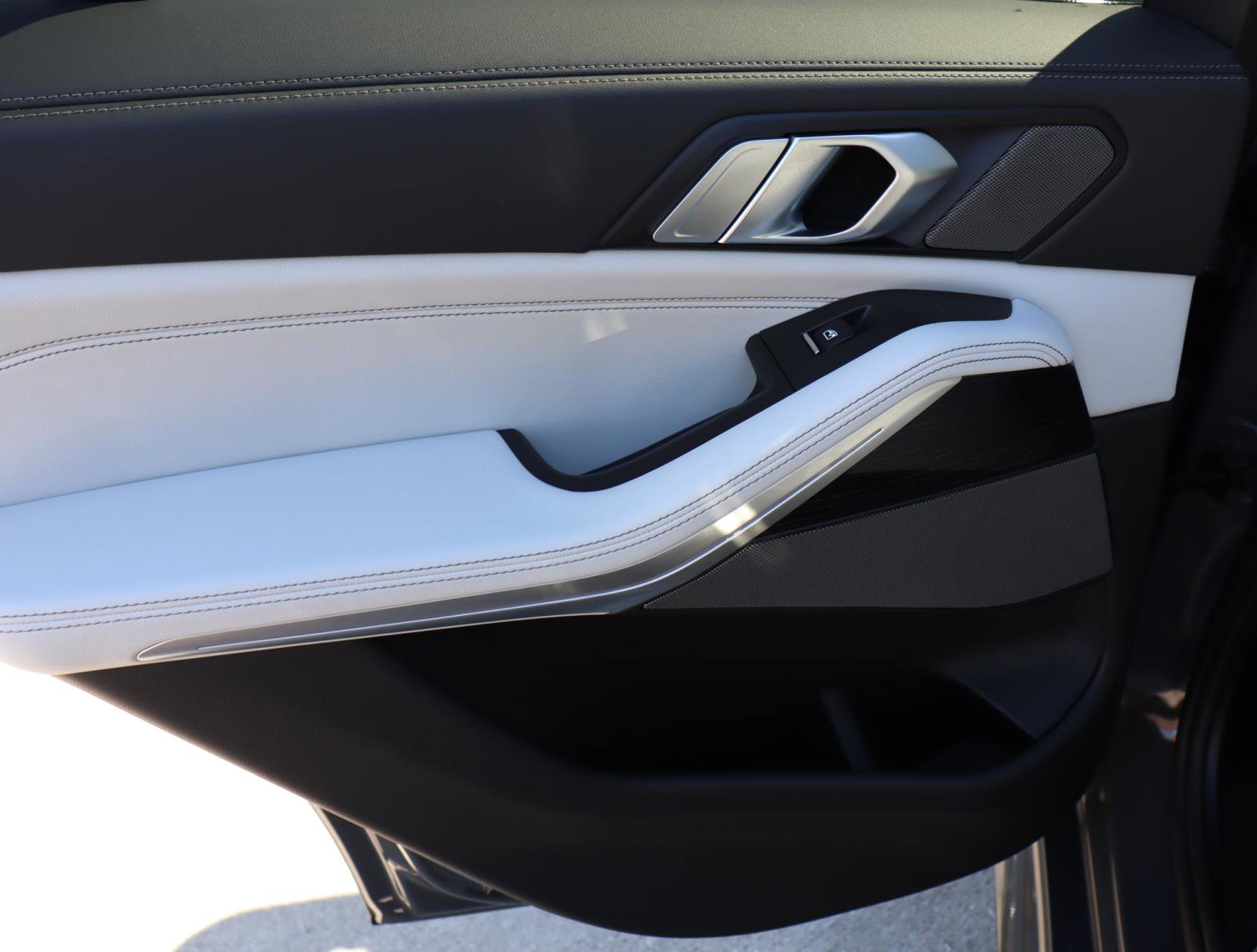 Used 2025 BMW X5 xDrive50e w/ M Sport Package image 12