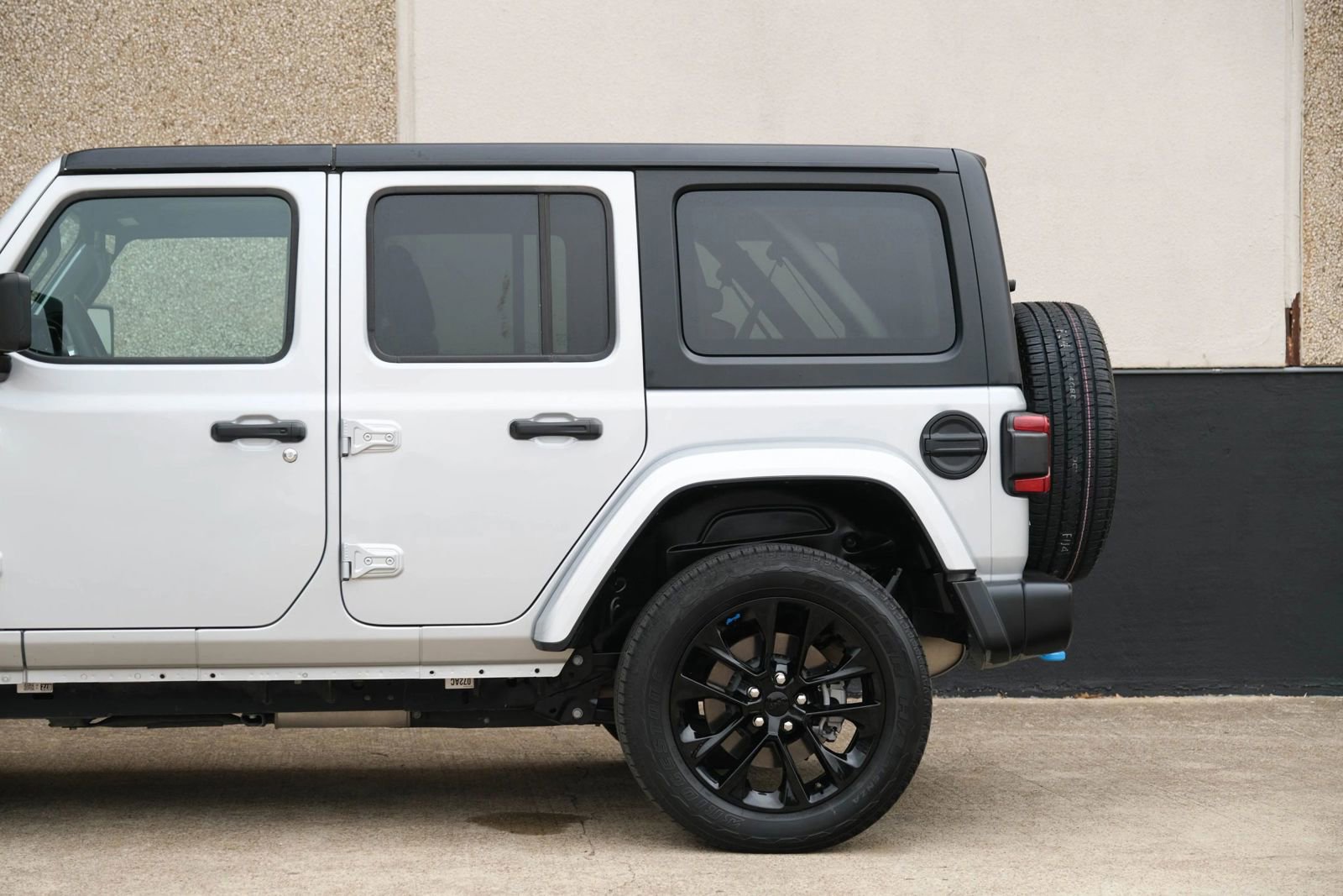 Used 2023 Jeep Wrangler Unlimited Sahara AWD/4WD image 8