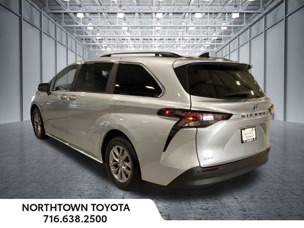 Used 2025 Toyota Sienna XLE FWD image 3