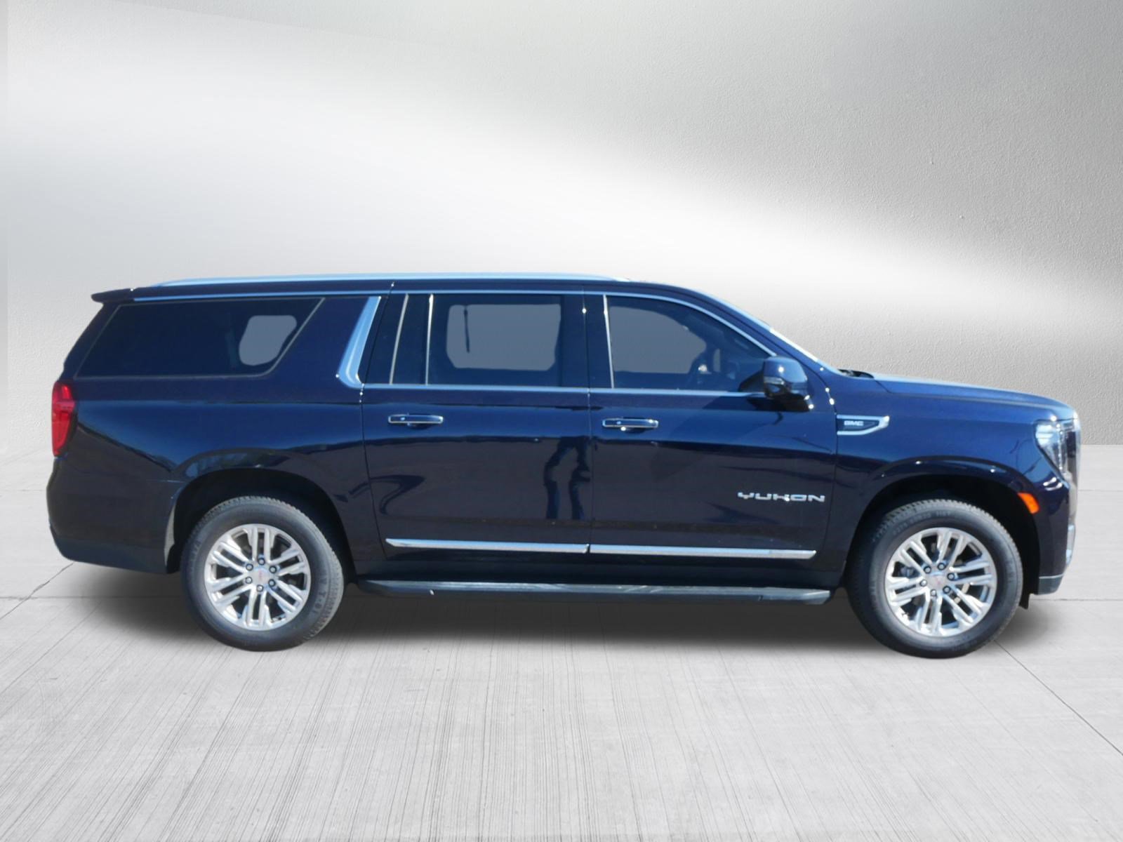 Used 2022 GMC Yukon XL SLT w/ SLT Premium Package AWD/4WD image 8