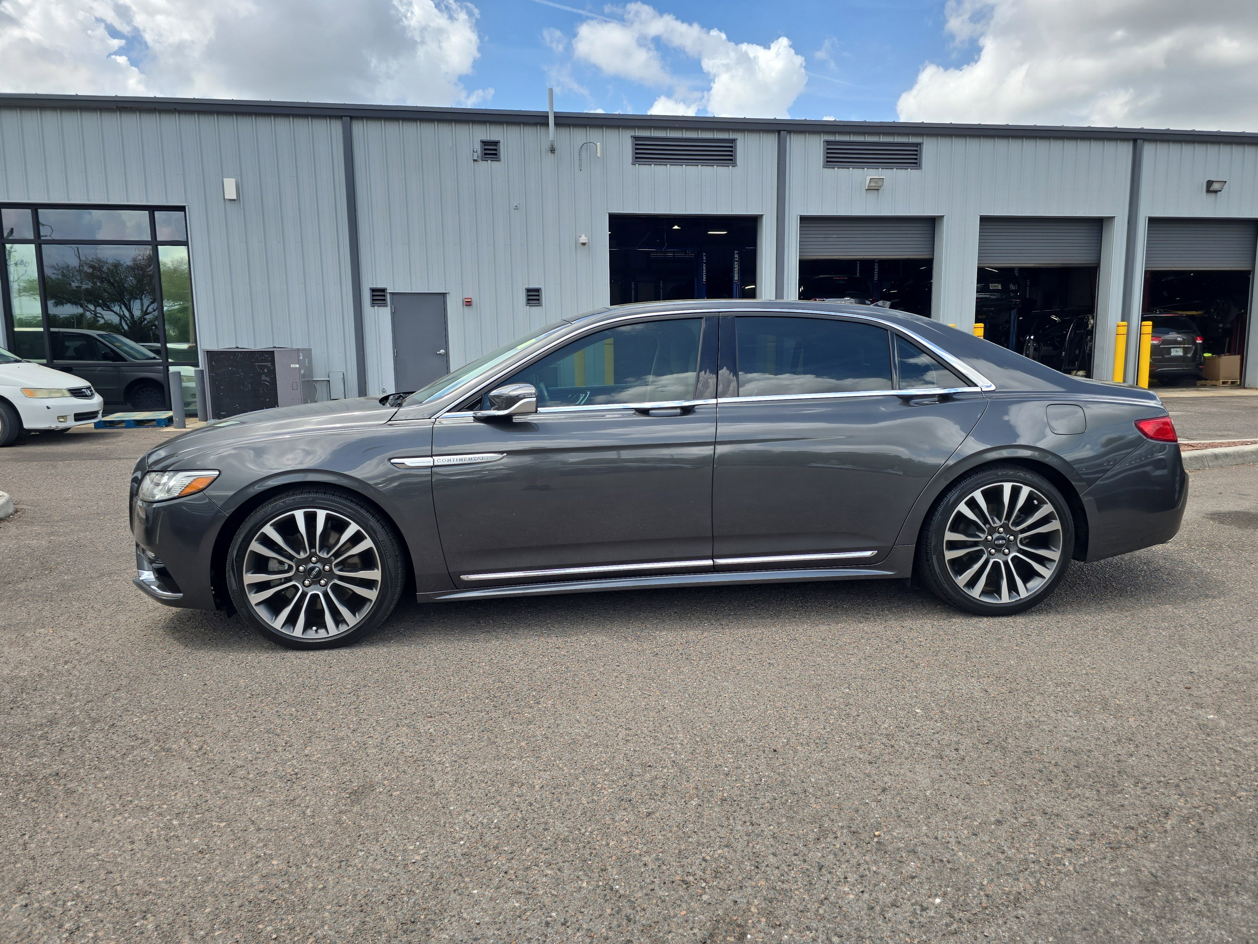 Used 2019 Lincoln Continental Select image 5