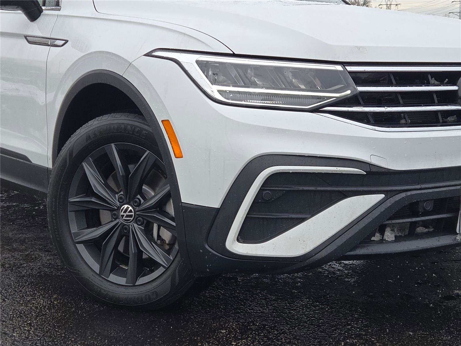 Used 2024 Volkswagen Tiguan SE image 3