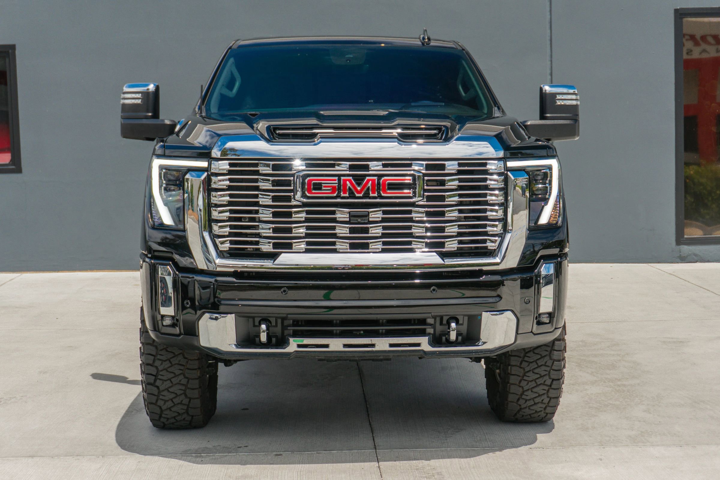 Used 2025 GMC Sierra 2500 Denali w/ Denali Reserve Package AWD/4WD image 4