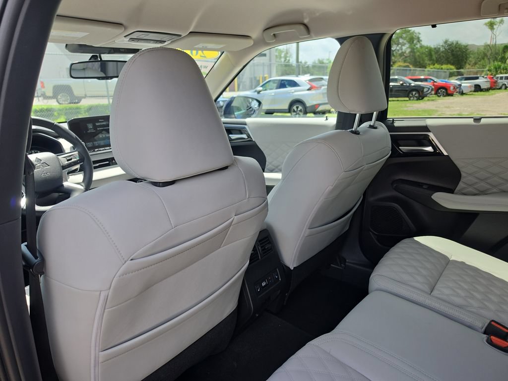 Used 2024 Mitsubishi Outlander SEL Black Edition FWD image 12