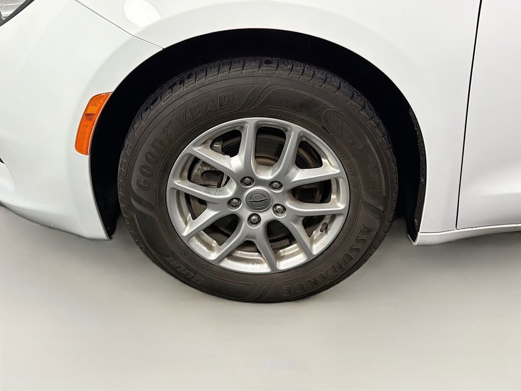 Used 2021 Chrysler Voyager LX image 31
